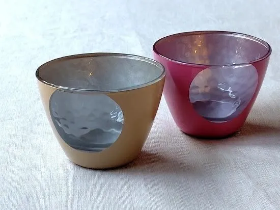手前にカフェオレカラー、奥にピンクを並べた、丸い窓のあるお月見ミニグラス