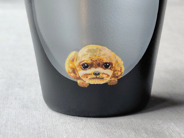 同じ愛犬の二つの表情を手描きした、黒いお月見グラス