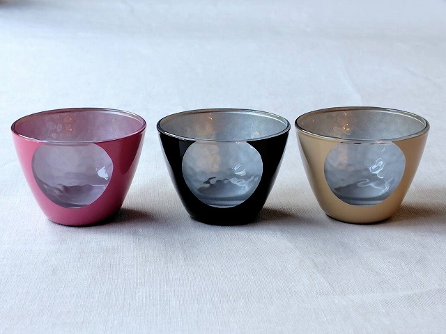 ピンク・黒・ベージュの3色で復活した、丸い透明窓を施した新しいお月見シリーズのミニグラス