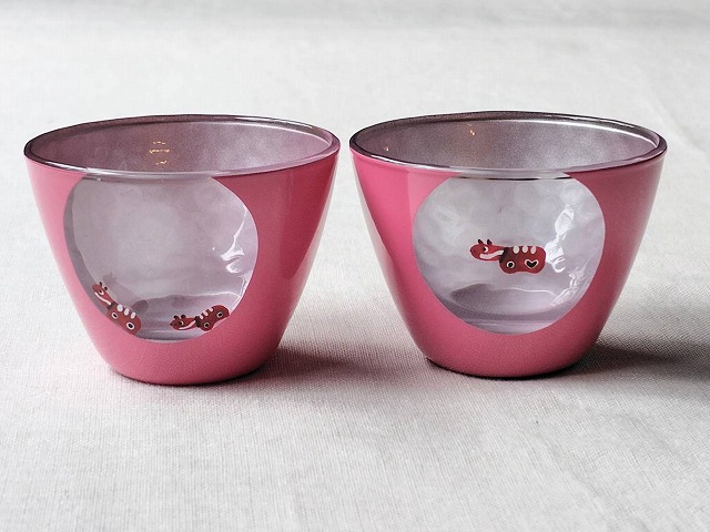 丸い窓に赤べこを手描きした、ピンク×シルバーのお月見ミニグラス2点