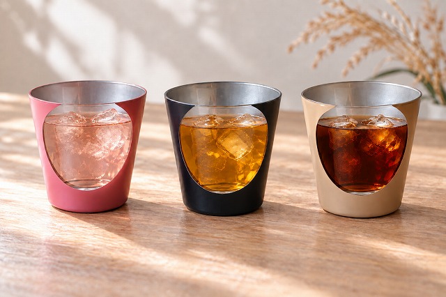 丸い透明窓から、桜色の飲みもの、お茶、アイスコーヒーの色が見える3色のお月見グラス